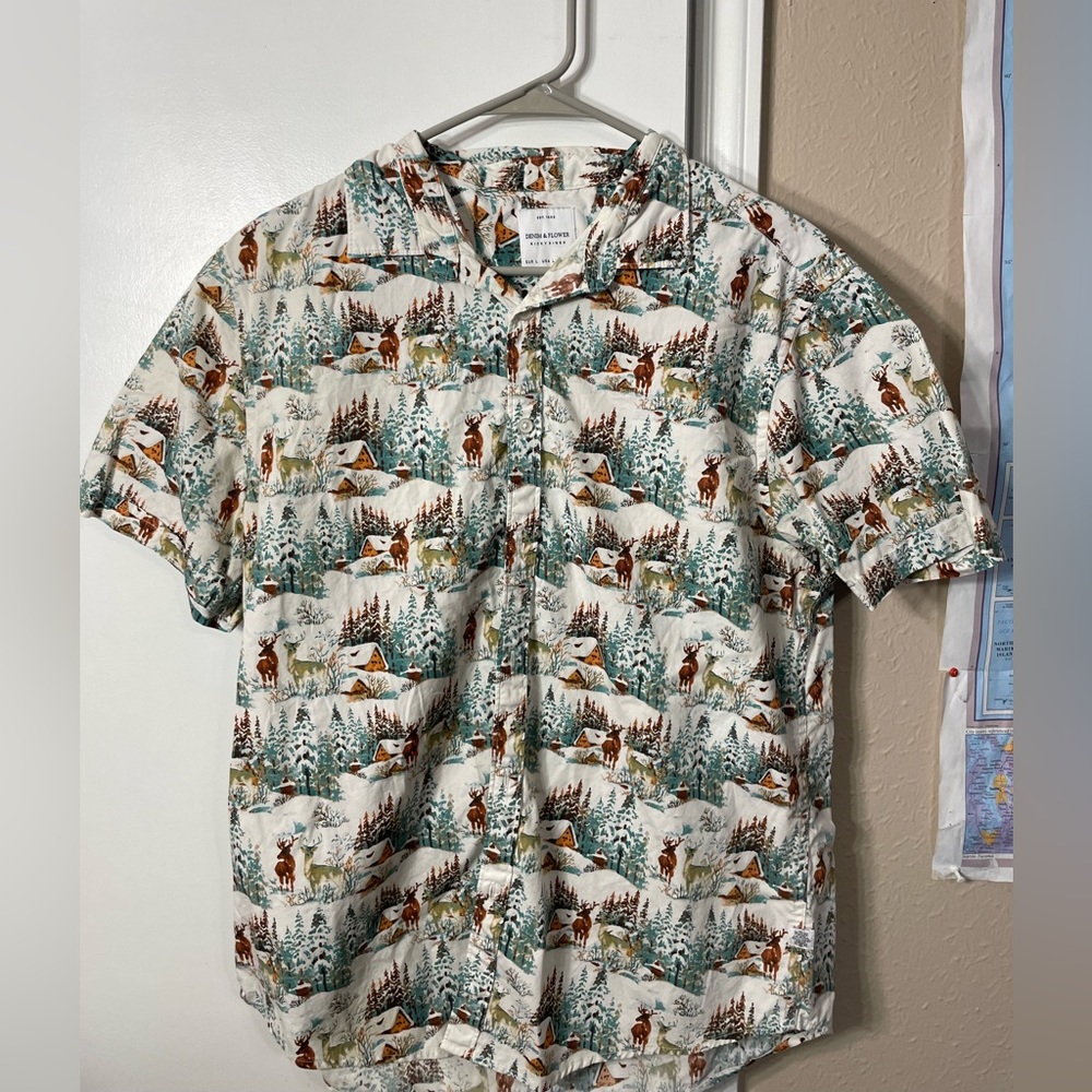 Winter scape button up t-shirt. Like new. Size L
